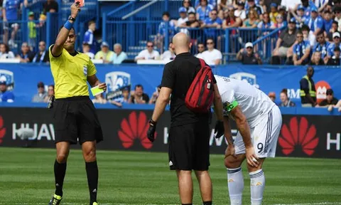 Tát cầu thủ Montreal, Ibrahimovic bị đuổi khỏi sân