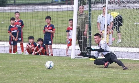 CĐV "đặc biệt" tiếp lửa, Bùi Tiến Dũng sẵn sàng bắt chính gặp Oman