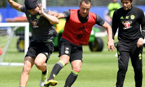 Terry cân cả Luiz lẫn Kante trên sân tập