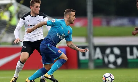 Thần đồng 17 tuổi Arsenal lu mờ các đàn anh