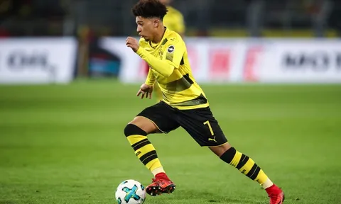 Thần đồng Anh đi vào lịch sử Bundesliga, Man City có tiếc?
