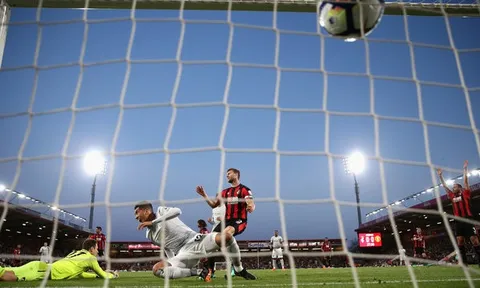 Thắng Bournemouth, CĐV gọi Smalling là 'Ramos nước Anh"
