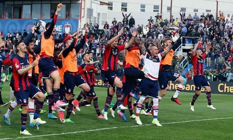 Thắng Inter, Crotone ăn mừng như thể vô địch