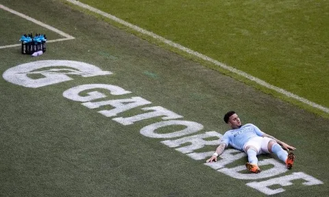 Thất vọng với bản thân, Kyle Walker nằm dài trên thảm cỏ Etihad