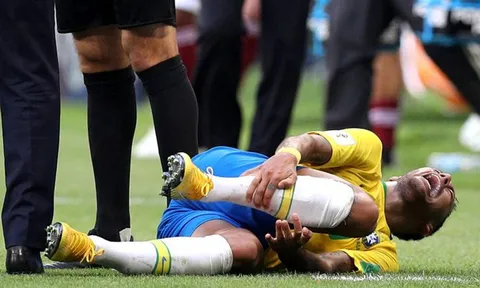 Thấy Neymar "diễn kịch", Ronaldo hò hét động viên