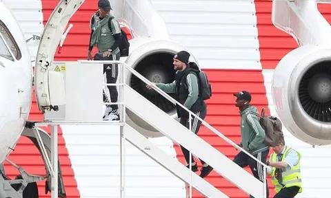 Thầy trò HLV Mourinho tươi tắn đến Brighton cho trận đấu sớm