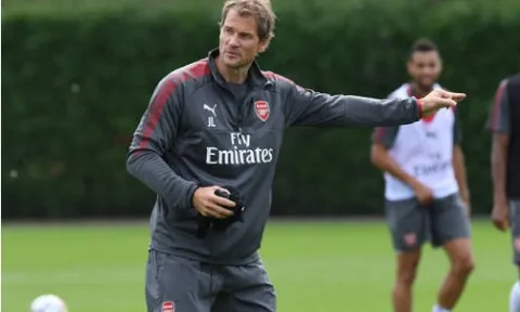Thay Wenger, Lehmann đứng ra 'quát tháo' các sao Arsenal