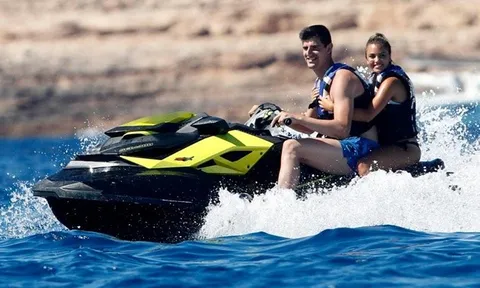 Thibaut Courtois ghi điểm với bạn gái bằng tài lái cano