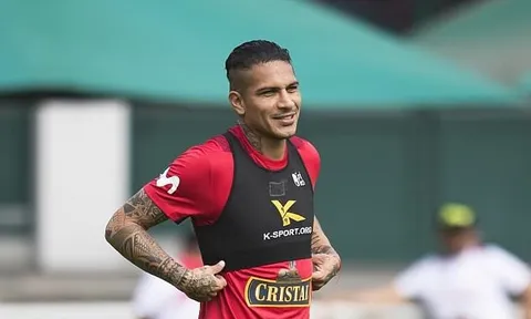 Thoát án cấm dự World Cup vì doping, đội trưởng Peru cười tươi trên sân tập