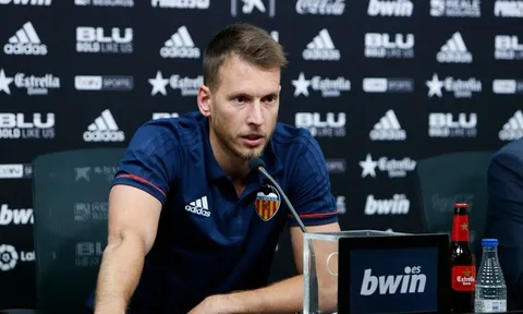 Thoát khỏi cái bóng của Buffon, Neto rạng ngời ra mắt Valencia