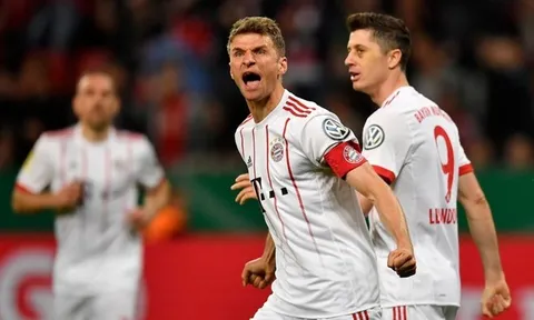 Mueller vượt mặt giám đốc Rummenigge sau chiến thắng vùi dập