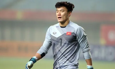 Bùi Tiến Dũng trao danh hiệu "Man of the match" trận bán kết Anh gặp Croatia