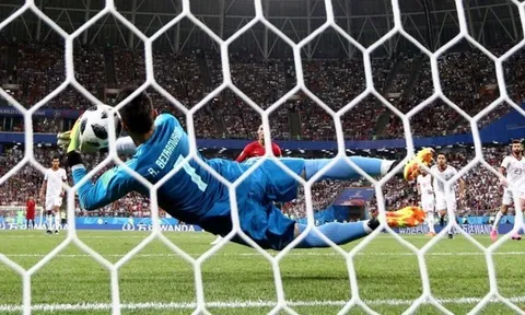 Thủ môn Iran cản penalty của Ronaldo: Từ kẻ lang thang đến đêm kỳ diệu