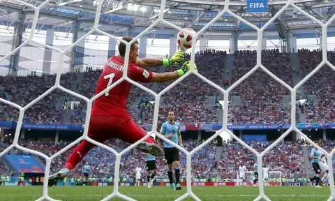 Gary Neville chỉ trích thủ thành Uruguay vì sai lầm tai hại trước Pháp