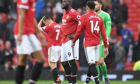 Thua SỐC đội chót bảng, Man United 'dâng' chức vô địch cho Man City
