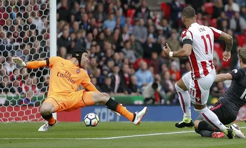 Thất bại trước Jese, Petr Cech bị gọi là 'gián điệp'