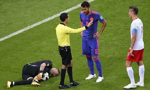 Thua trận, Lewandowski còn bị mất điểm nặng khi chơi xấu Ospina