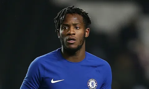 Tiền đạo Michy Batshuayi đang tìm đường rời Stamford Bridge