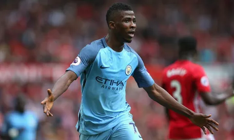 Tiền đạo trẻ Man City bị xúi "tạo phản"