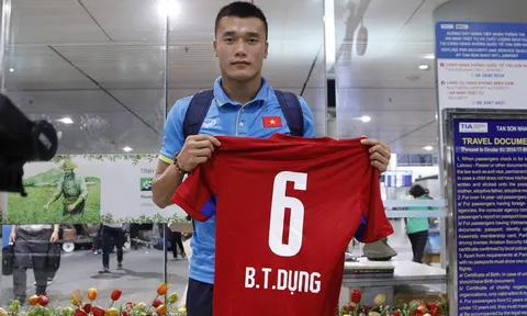 Thủ môn U20 Việt Nam mang áo của em trai sang Hàn Quốc