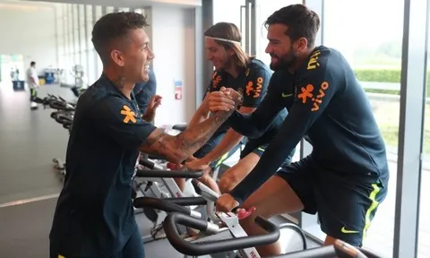TIẾT LỘ: Alisson dò hỏi Firmino về Liverpool