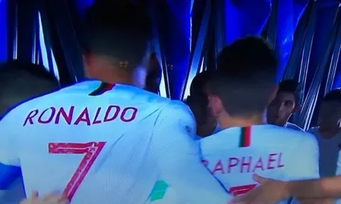 TIẾT LỘ: Ronaldo 'chỉ đạo' các đồng đội trong đường hầm như Messi