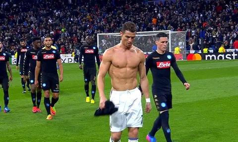 TIẾT LỘ: Ronaldo muốn đến Napoli, không phải Juve