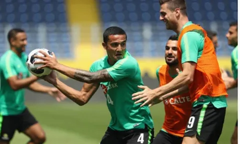 Tim Cahill "cân" đồng đội to gấp rưỡi trên sân tập