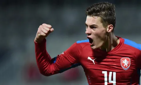 Tim có vấn đề, tiền đạo Serie A vẫn đắt hàng