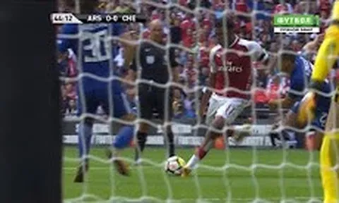 Tình huống Alex Iwobi tả xung hữu đột trong khu cấm địa Chelsea