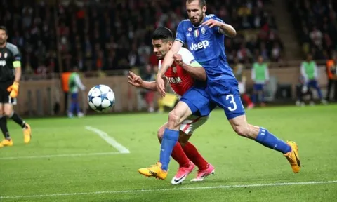 Tình huống chơi xấu của Giorgio Chiellini với Radamel Falcao