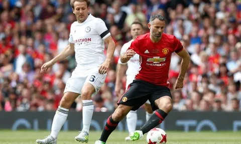 Tình huống Giggs xử lý xuất thần khiến Carragher ngã nhào