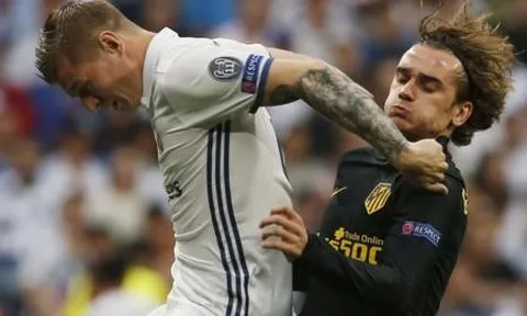 Tình huống Griezmann thúc cùi chỏ vào mặt Toni Kroos