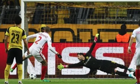 Tình huống hỏng ăn 11m của Fabinho trước Dortmund