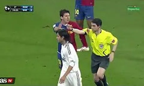 Tình huống Messi đẩy trọng tài trong quá khứ