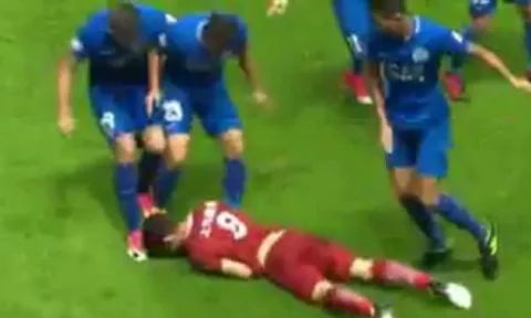 Tình huống Oscar đá láo, suýt bị đánh hội đồng ở TQ