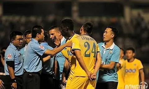 Tình huống trọng tài bẻ còi trong trận HAGL thua ngược Thanh Hóa