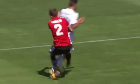 Tình huống Victor Lindelof "biếu" quả 11m cho Real Madrid