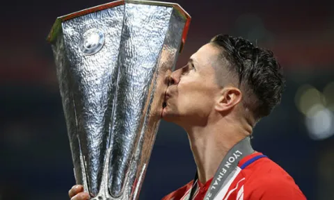 Toàn cảnh lễ đăng quang của Atletico: Torres 'quẩy' cùng fan; Griezmann khoe vợ