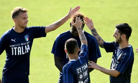 Tóc của Balotelli trở thành tâm điểm sờ mó trên tuyển Italia
