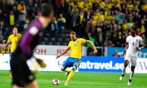 Toivonen trừng phạt Lloris bằng siêu phẩm từ giữa sân