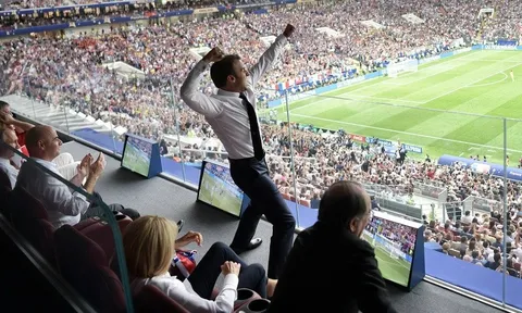 Tổng thống Pháp nhảy thẳng lên bàn ăn mừng trước mặt Putin