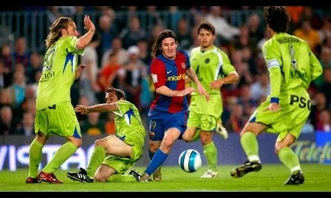 Top 10 bàn thắng khiến thế giới túc cầu chao đảo