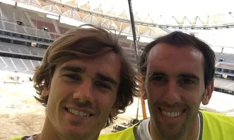 Torres, Griezmann mang đồ bảo hộ lao động đến thăm SVĐ mới Wanda Metropolitano
