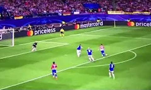 Torres lại trượt chân 'đúng bài' (vs Leicester)