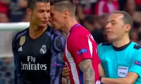 Torres nổi điên vì bị Ronaldo chửi là đồ đần?
