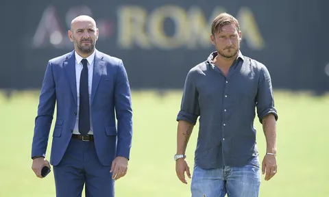 Totti oai vệ xuất hiện trên sân tập Roma