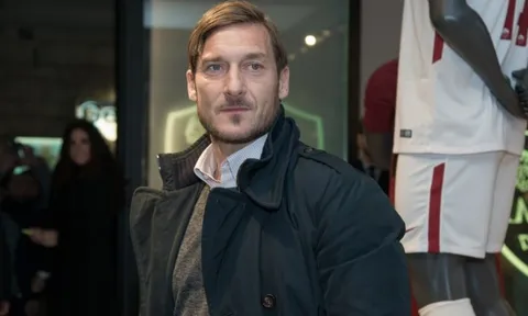 Totti tái ngộ dàn sao Roma trong ngày khai trương cửa hàng mới của Bầy Sói