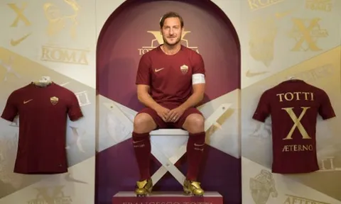 Totti tưng bừng nhận giày vàng tại Rome