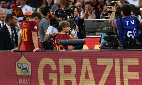 Totti yếu đuối lạ thường trong trận đấu chia tay Roma